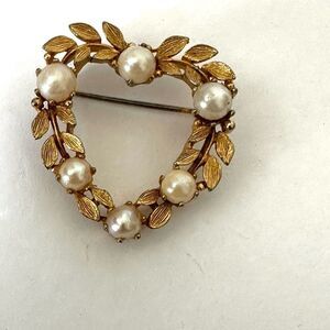 Lisner vintage gold tone heart brooch with faux pearls